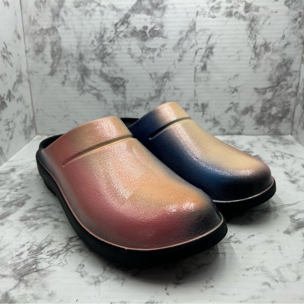 Women’s Oofos Clogs Size 10